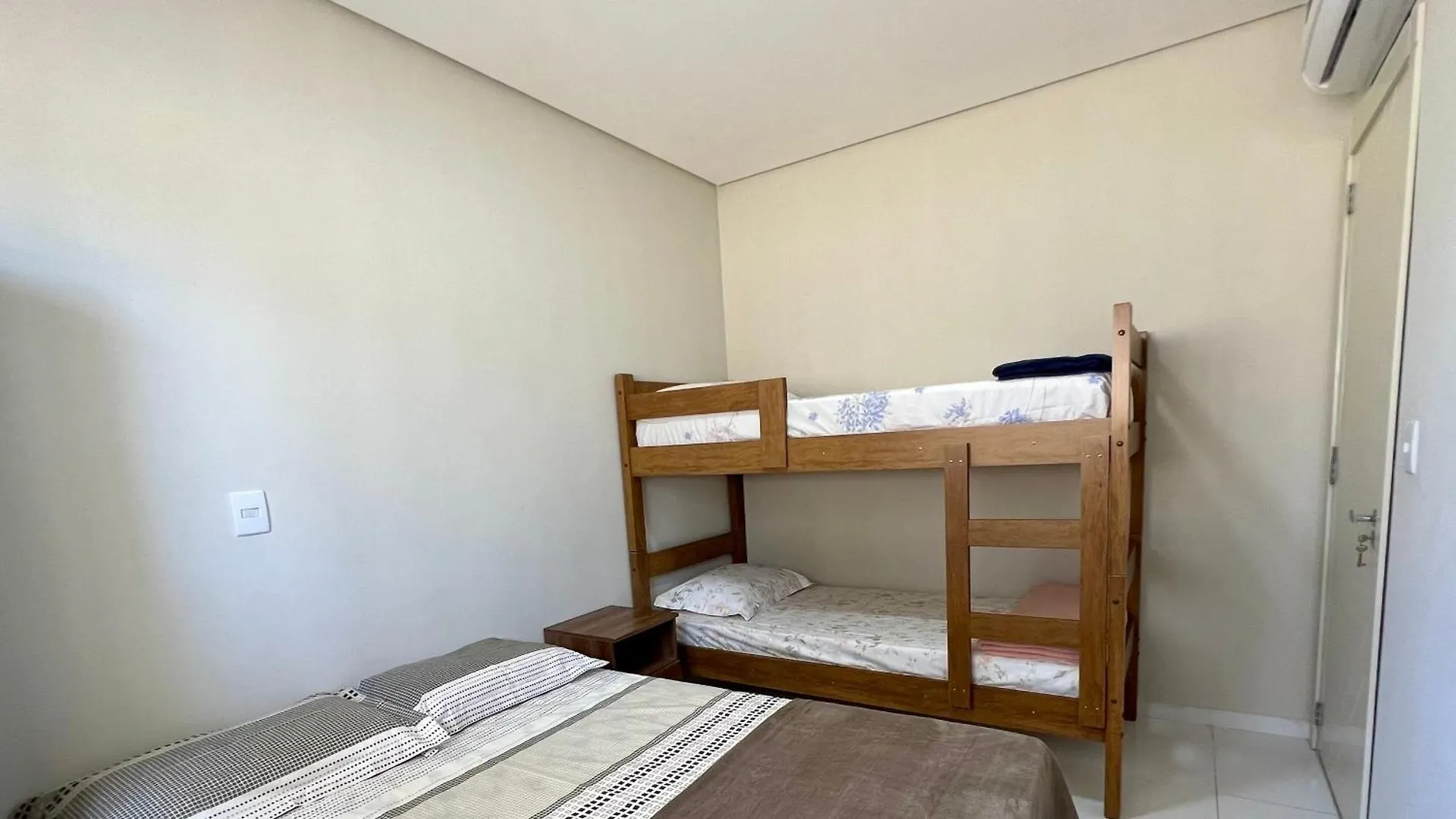 Ap Top Canasvieiras 01 - Apartamento Em Canasvieiras Com Piscina E 2 Garagens Florianopolis 0*,  Brazil